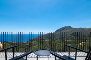 a balcony with chairs and a view of the ocean at Metatulia in Sellía