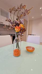 a vase filled with flowers sitting on a table at casa Stella centro Foce 200 mt dalla passeggiata Imperatrice in Sanremo