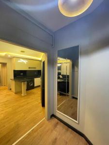 een woonkamer met een spiegel en een kamer met een tafel bij Istanbul Suites Residance Super Lux BKY in Istanbul