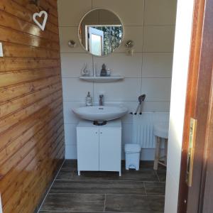 Et bad på Casa Foresta - minimalistisches 1-Raum Tiny House direkt am Wald