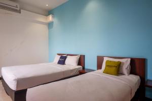 Urbanview Hotel Artama Simpang Lima by RedDoorz房間的床