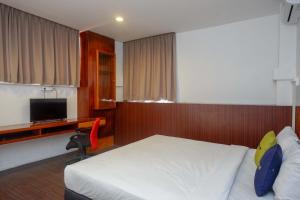 TV a/nebo společenská místnost v ubytování Urbanview Hotel Artama Simpang Lima by RedDoorz