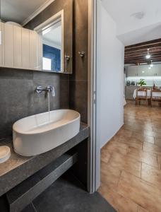La salle de bains est pourvue d'un lavabo blanc. dans l'établissement Sofaki Milos, à Trypiti
