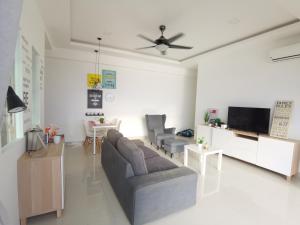 พื้นที่นั่งเล่นของ One Homestay C 6pax 2Rooms