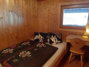 Ein Bett oder Betten in einem Zimmer der Unterkunft Ferienwohnung Kuenzer Alm