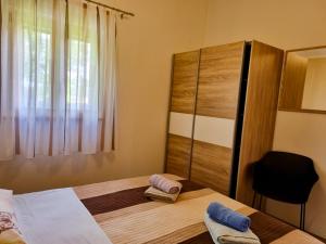 ein Schlafzimmer mit einem Bett mit zwei Handtüchern darauf in der Unterkunft Juli No1 in Poreč