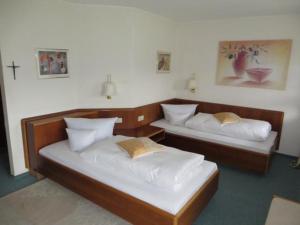 Dos camas sentadas en una habitación con ermott en Gäste- und Tagungshaus Maria Trost, en Beuron