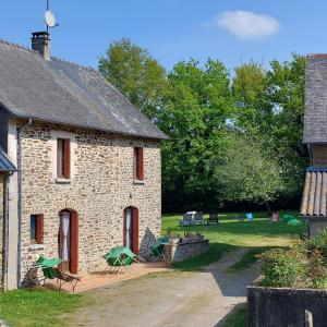 Casa de piedra con patio en La lavandiere, en La Chapelle-au-Riboul
