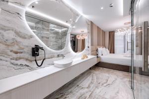 Bilik mandi di Hotel Mirror