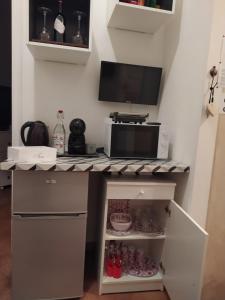 a kitchen with a desk with a tv on it at Casetta di Myra in Bari