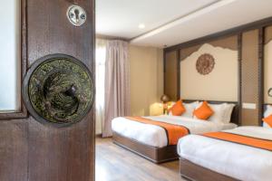 Un pat sau paturi într-o cameră la Himalayan Ghar