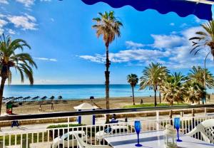 vista sulla spiaggia da un ristorante di MalagaSuite Front Beach Malagueta a Málaga