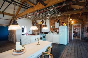 uma cozinha com um frigorífico azul e uma mesa em Destinesia Jason Works em Loughborough