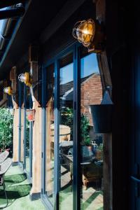 Puerta de cristal con vistas a un patio en Destinesia Jason Works en Loughborough