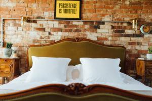 um quarto com uma cama com uma parede de tijolos em Destinesia Jason Works em Loughborough