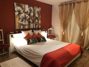 um quarto com uma grande cama branca com almofadas vermelhas em 6 bedrooms villa with sea view private pool and wifi at Loule em Loulé