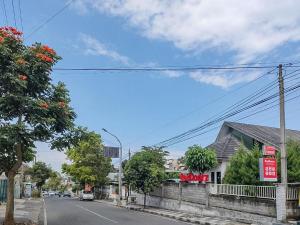 una calle con una casa y un coche en la carretera en RedDoorz near Alun Alun Batu 2, en Batu