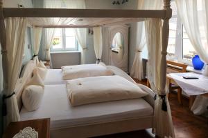 1 Schlafzimmer mit 2 Betten und weißen Kissen in der Unterkunft Alte Bürgermeisterei in Ediger-Eller
