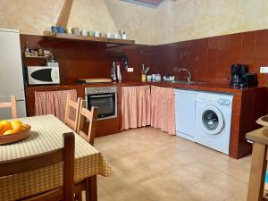 A kitchen or kitchenette at Casa Ramoncico. Finca el Campillo