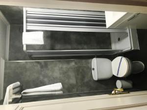 baño con espejo y lavabo con toallas en Hotel Neguri en Getxo