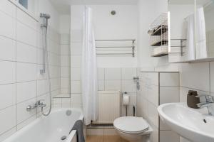 Baño blanco con aseo y lavamanos en FLATLIGHT - Shiny Apartment - Balcony - Central - Kitchen en Hildesheim