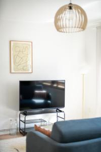 sala de estar con sofá y TV de pantalla plana en FLATLIGHT - Shiny Apartment - Balcony - Central - Kitchen, en Hildesheim