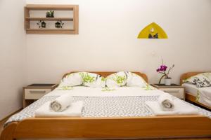 um quarto com uma cama com toalhas em Apartments Uno em Mostar