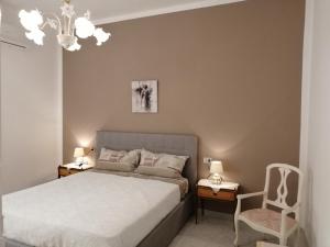 トラッペートにあるCasa del Soleのベッドルーム1室(ベッド1台、椅子、シャンデリア付)