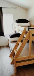 Двухъярусная кровать или двухъярусные кровати в номере Lunde Camping