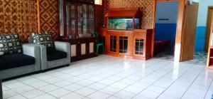 een woonkamer met twee banken en een tv bij Pondok Galang in Pangandaran