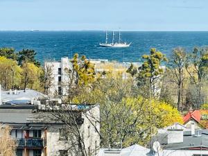 łódź pływająca w wodzie blisko oceanu w obiekcie Apartament Karlikowska z widokiem na morze w mieście Sopot