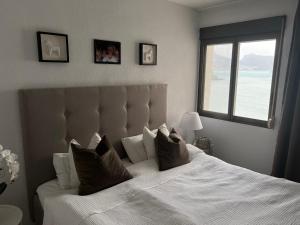 Posteľ alebo postele v izbe v ubytovaní Ático espectacular en primera línea playa con piscina