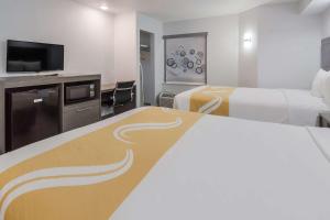 Postel nebo postele na pokoji v ubytování Quality Inn & Suites Richardson-Dallas