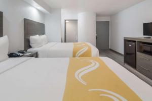 Postel nebo postele na pokoji v ubytování Quality Inn & Suites Richardson-Dallas