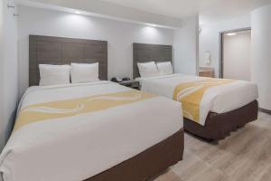 Postel nebo postele na pokoji v ubytování Quality Inn & Suites Richardson-Dallas