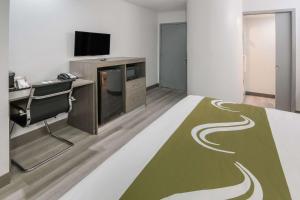 TV a/nebo společenská místnost v ubytování Quality Inn & Suites Richardson-Dallas