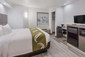 Postel nebo postele na pokoji v ubytování Quality Inn & Suites Richardson-Dallas