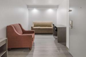 Posezení v ubytování Quality Inn & Suites Richardson-Dallas
