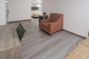 TV a/nebo společenská místnost v ubytování Quality Inn & Suites Richardson-Dallas