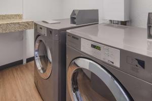 Kuchyň nebo kuchyňský kout v ubytování Quality Inn & Suites Richardson-Dallas