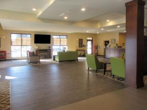 een lobby met een conferentieruimte met een tafel en stoelen bij Comfort Suites in Summerville
