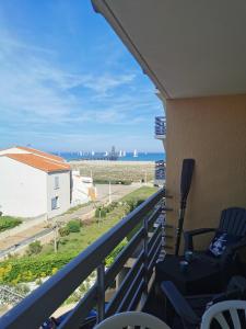 a balcony with chairs and a view of the ocean at Le Carlton - Superbe Appartement - Accès direct plage - Terrasse Vue mer in Leucate