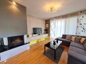 ein Wohnzimmer mit einem Sofa und einem Kamin in der Unterkunft Holiday Home Drago in Zadar