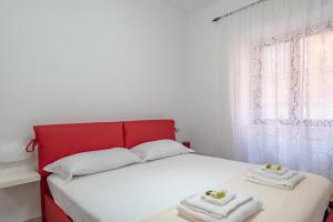 um quarto com uma cama com toalhas em Battisti 55 - YourPlace Abruzzo em Rocca San Giovanni