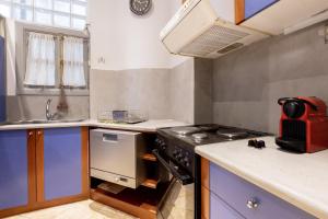 Кухня или мини-кухня в Ideal 4 bdr Apartment in Plaka for 10!
