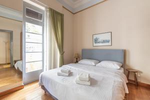 Posteľ alebo postele v izbe v ubytovaní Ideal 4 bdr Apartment in Plaka for 10!