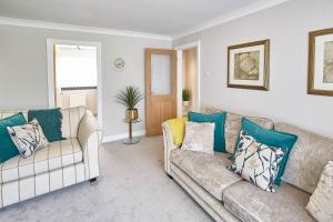 ein Wohnzimmer mit 2 Sofas und einem Fenster in der Unterkunft Host & Stay - Sandling Court in Middlesbrough