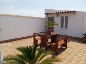 patio z ławkami, stołem i domem w obiekcie B&B 43 w mieście Santa Maria Capua Vetere