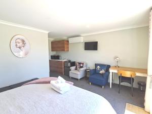 1 dormitorio con 1 cama, mesa y sillas en Alice Garden en Lake Tekapo