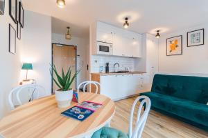 Kuchyňa alebo kuchynka v ubytovaní APARTAMENTY MIERZEJA - STEGNA PARK STUDIO, 500 m od plaży